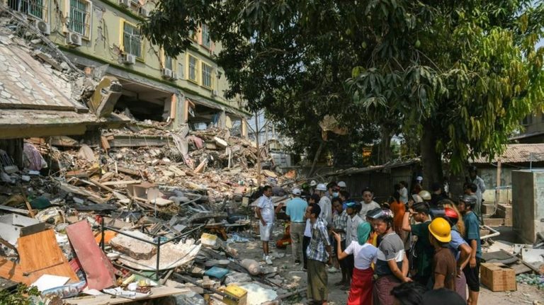 Número de mortos após sismo já ultrapassa os 2700 em Myanmar. Falta comida, água e abrigo
