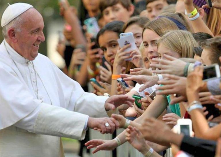 Papa vai acompanhar Via-Sacra de sexta-feira como peregrino