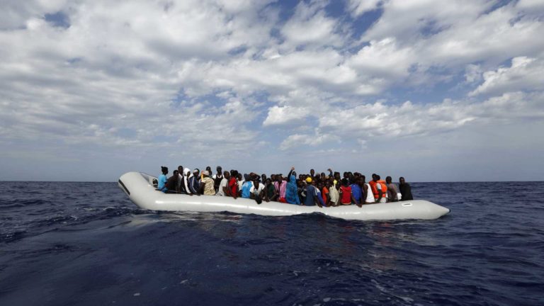 MIGRAÇÕES: Quatro mortos e 30 desaparecidos em naufrágio ao largo da Turquia