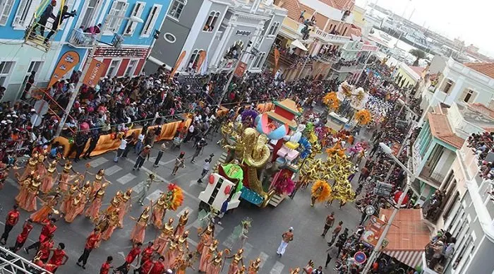 Governo cumpre compromisso e transfere primeira tranche do financiamento do Carnaval de São Vicente