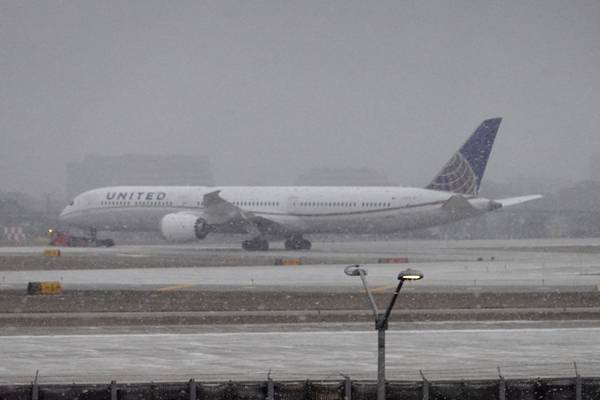 101584123-chicago-illinois-december-22-a-jet-taxis-in-snow-at-ohare-international-airport-on-dece (1)