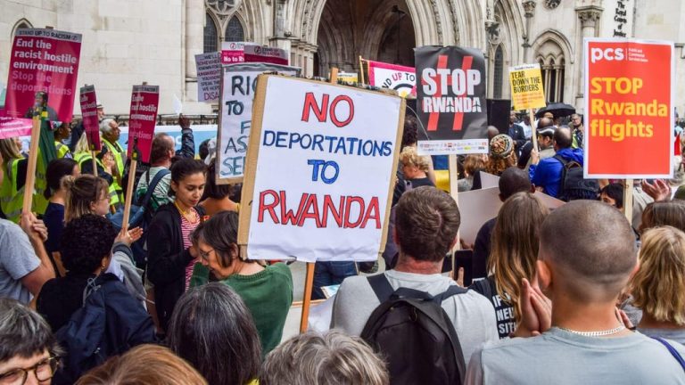 Migrantes. Reino Unido inicia deportação para Ruanda