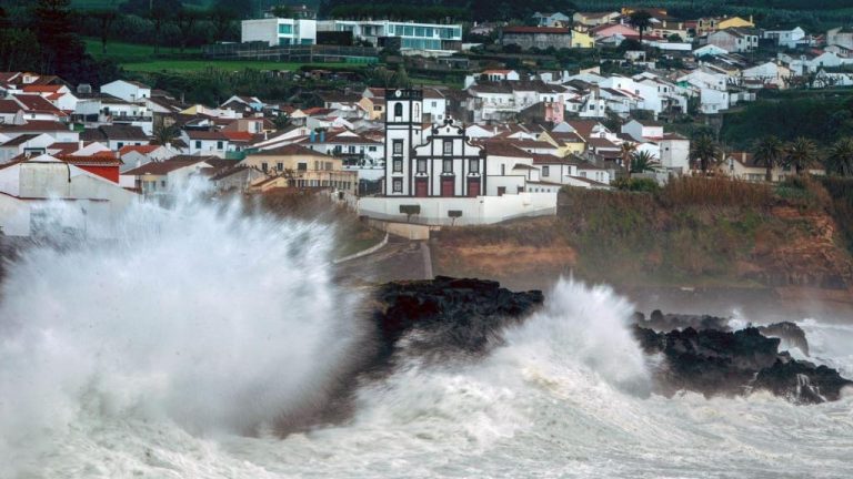 Temporal provoca inundações e derrocadas nos Açores; dezenas de pessoas retiradas de parque de campismo
