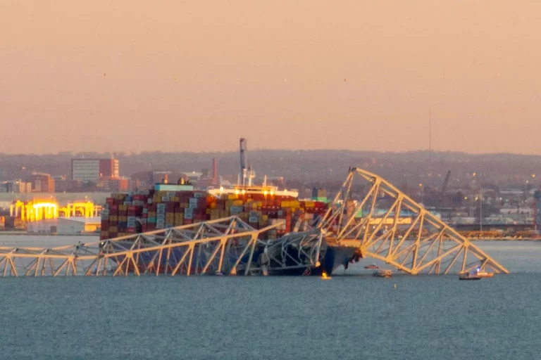 Navio que colapsou na ponte em Baltimore perdeu propulsão