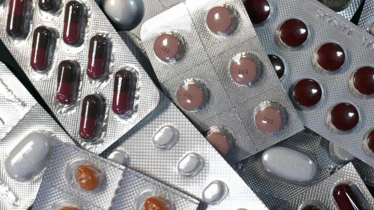 Covid-19. Agência Europeia do Medicamento admite uso de tratamento oral