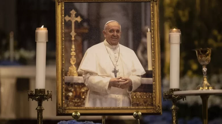 Vaticano anuncia que Papa morreu devido a um AVC e consequente insuficiência cardíaca