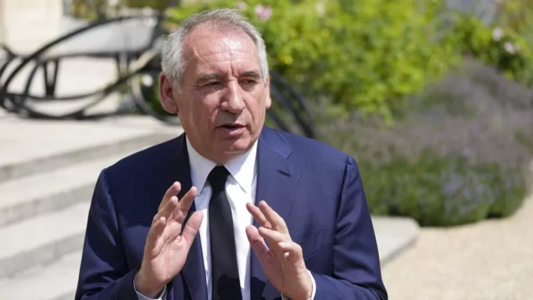 François Bayrou é novo Primeiro-ministro de França
