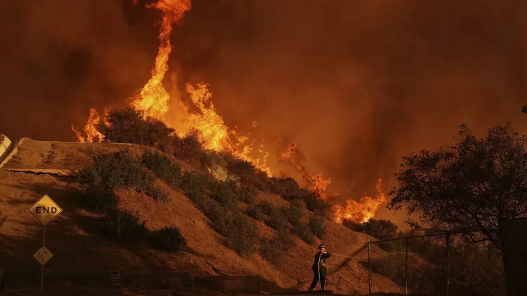 Novo incêndio a norte de Los Angeles obriga retirada de mais de 30 mil pessoas