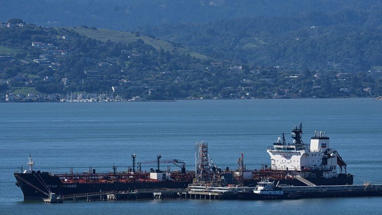 Avanços nas negociações sobre Estreito de Ormuz podem aliviar pressão nos preços do petróleo