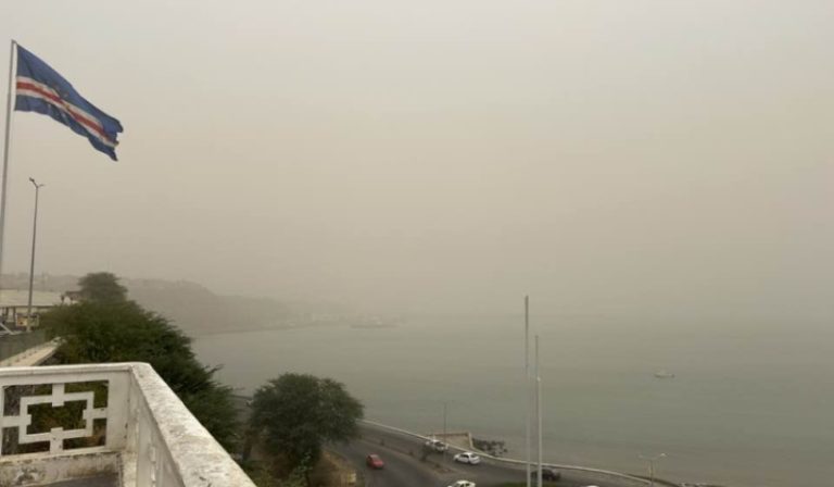Alerta de níveis elevados de partículas inaláveis devido à bruma seca em Cabo Verde
