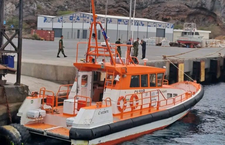 Guarda Costeira socorre embarcação que emborcou próximo dos Ilhéus na Brava