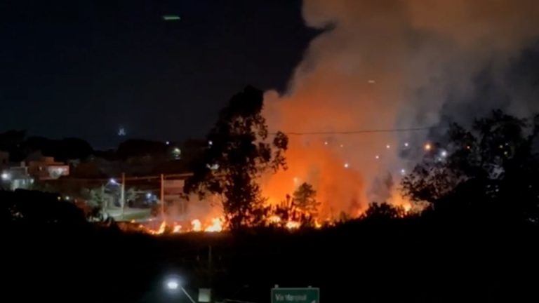 Incêndios na Califórnia fazem 5 mortos e destrói mais de mil edifícios