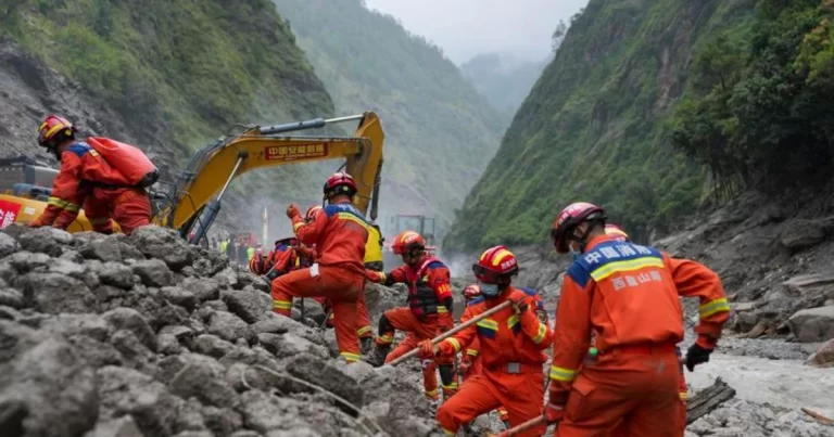 Cheias entre Nepal e China ultrapassam mil mortos e deixam 4.400 desaparecidos