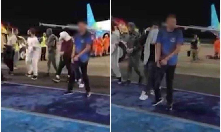 Brasileiros deportados dos EUA chegam acorrentados e denunciam agressões em voo