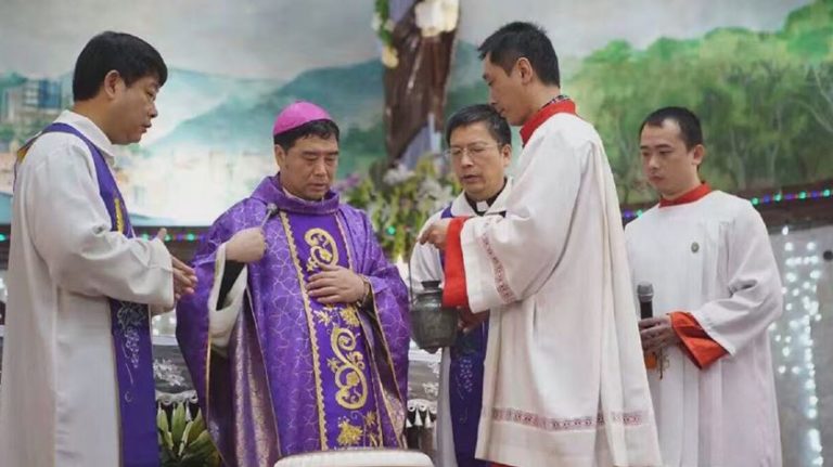 LIBERDADE RELIGIOSA: China detém Bispo leal a Roma para não celebrar