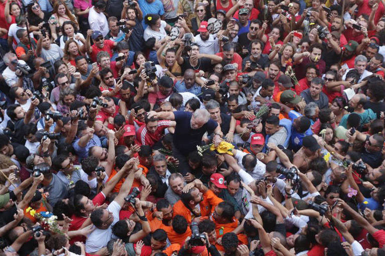 RENDEU-SE: Lula a caminho da prisão