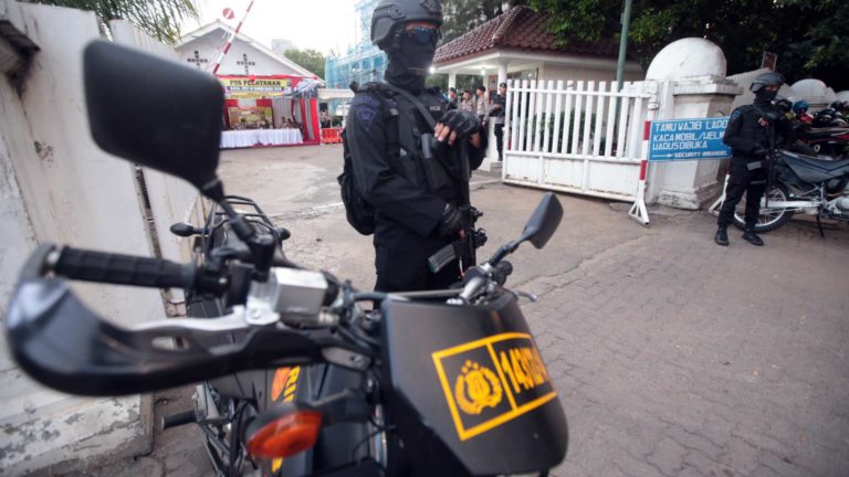 INDONÉSIA: Ataques a Igreja causam seis mortos e 35 feridos