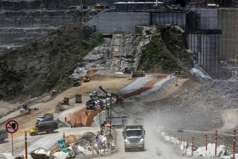 COLÔMBIA: Desmoronamento de barragem obriga retirada de mais de 25 mil pessoas