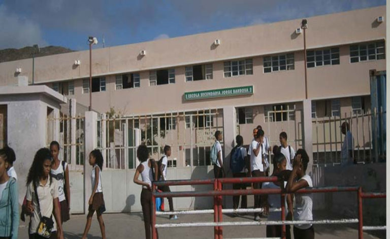 SÃO VICENTE / LUTO: Morte de professora paralisa aulas no Jorge Barbosa