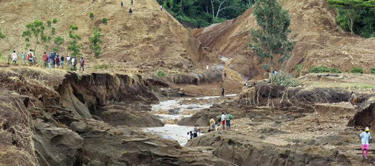 QUÊNIA: Barragens vão ser inspecionadas após ruptura de uma que matou 45 pessoas