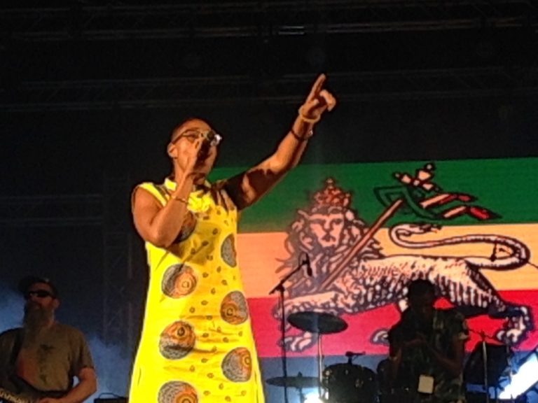 NISH WADADA: Musa do reggae sobe ao palco