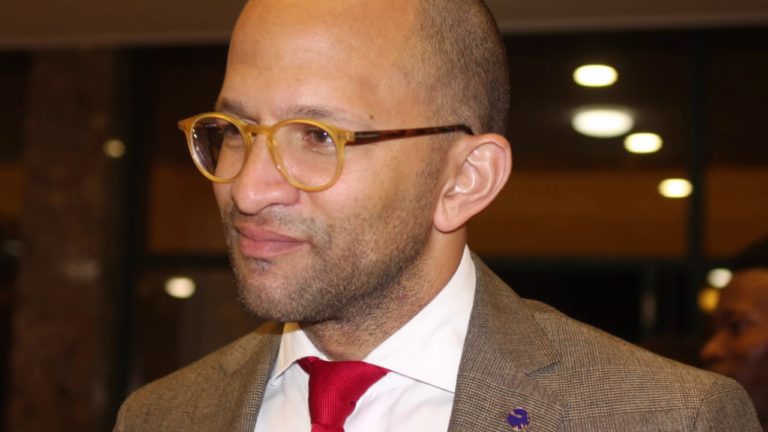 ABRAÃO VICENTE: Premiação de Germano Almeida é “consagração definitiva” da literatura Cabo-verdiana