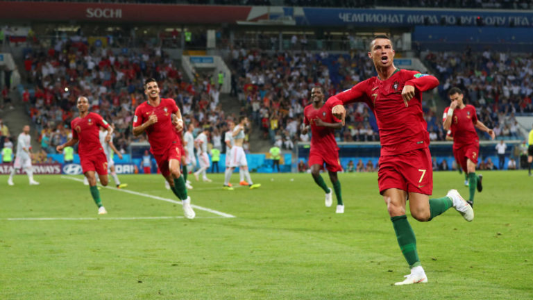 MUNDIAL DE FUTEBOL: Jogo de loucos num empate a três bolas entre Portugal e Espanha