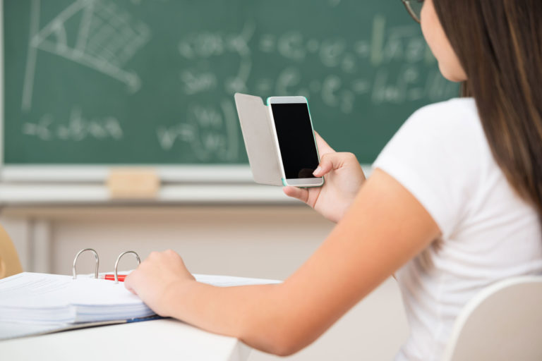 FRANÇA: Telemóveis vão ser proibidos nas escolas