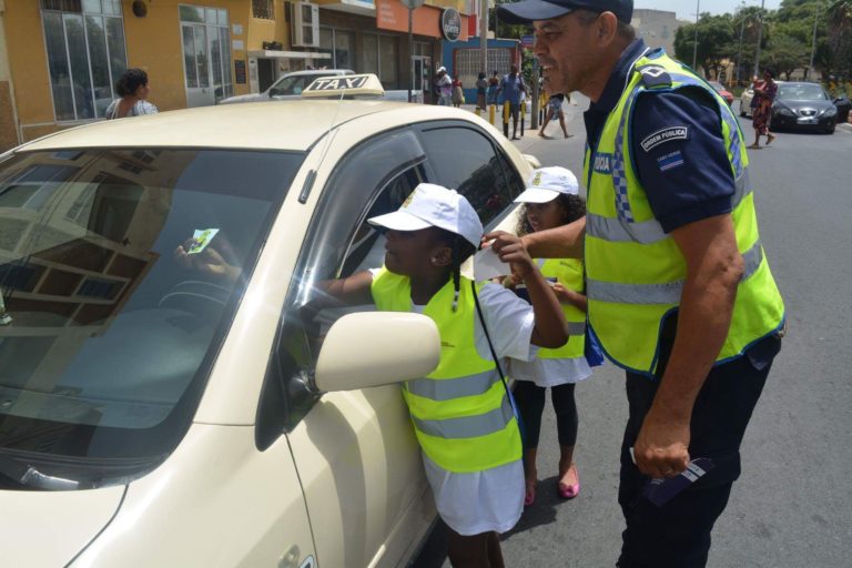 DIA DAS CRIANÇAS: Alunos sensibilizam condutores e peões sobre a segurança rodoviária