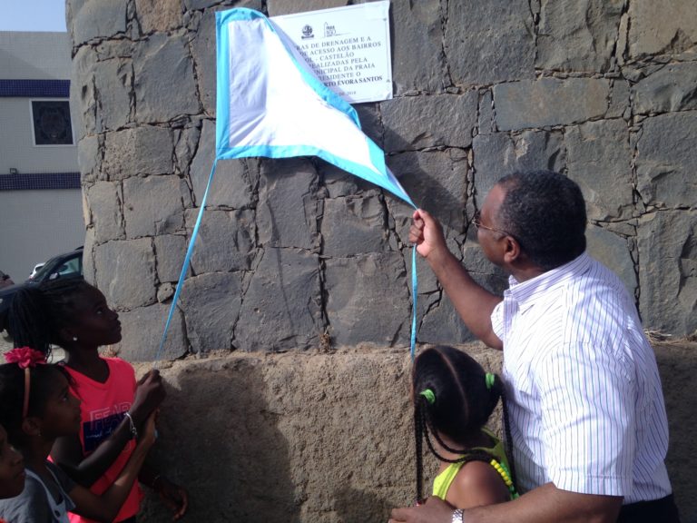 INFRAESTRUTURAS: Óscar Santos inaugura várias obras no bairro do Paiol