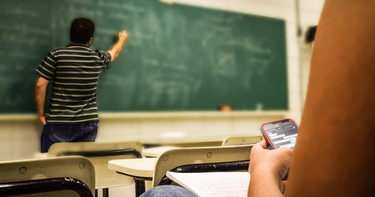 Ministério da Educação proíbe uso de telemóveis no Ensino Básico a partir de 2025/2026