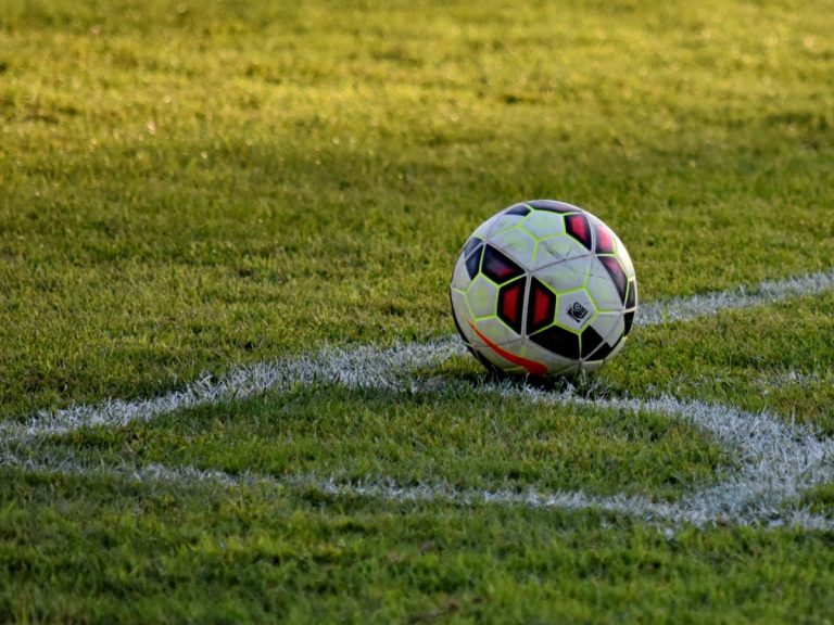 Futebol/Sub17. Batuque e EPIF apuram-se para meias-finais