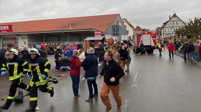 Carro abalroa multidão em desfile de Carnaval, na Alemanha