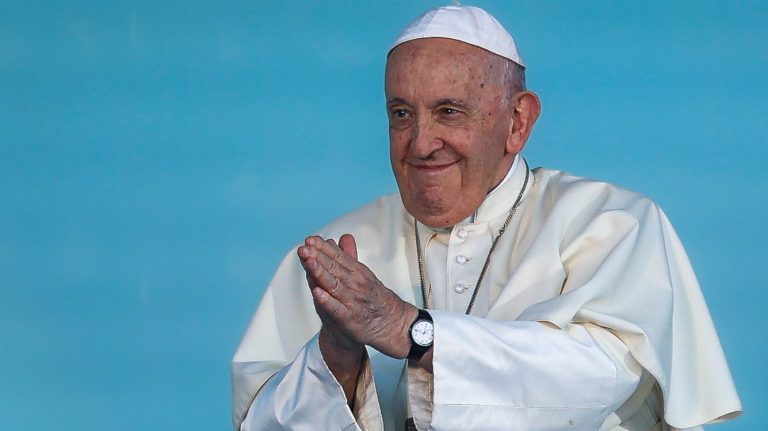 Papa lamenta condições difíceis de crianças ao redor do mundo