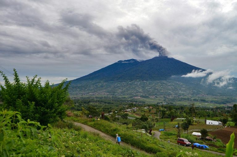 Indonésia. Alerta de nível máximo na Ilha devido a possível erupção