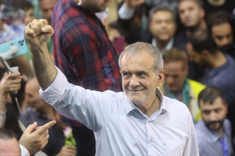 Massoud Pezeshkian vence eleições presidenciais no Irão