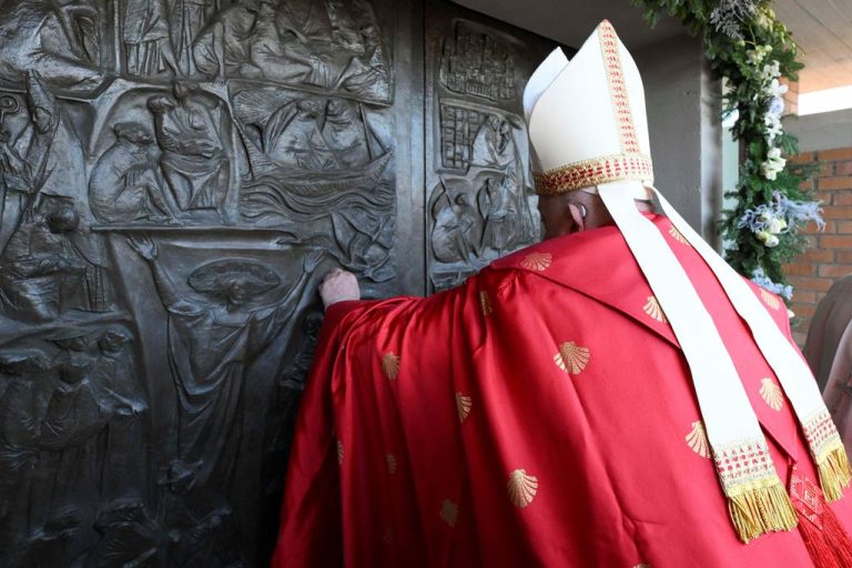 Pontífice Católico abre Porta Santa na prisão de Rebibbia