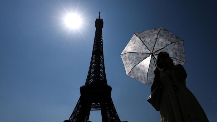 2025-06-19T142208Z-1509357156-RC2M5FA4GE94-RTRMADP-3-FRANCE-WEATHER-HEAT-WAVE
