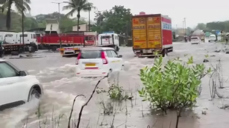 Chuvas intensas provocam mortos e paralisam Mumbai na Índia