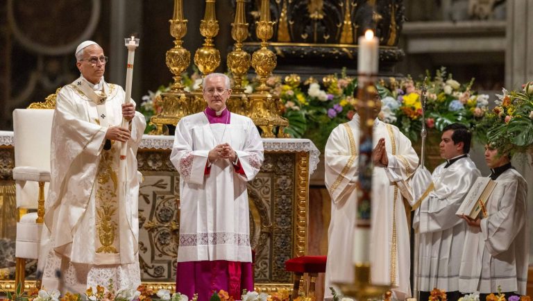Vaticano celebra Vigília Pascal com apelo do Papa Leão XIV à paz e à esperança