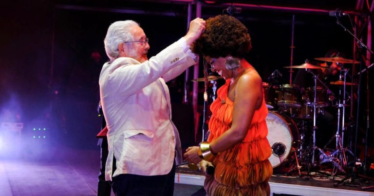 Lura homenageada em Oeiras com Medalha de Mérito pelos 30 anos de carreira