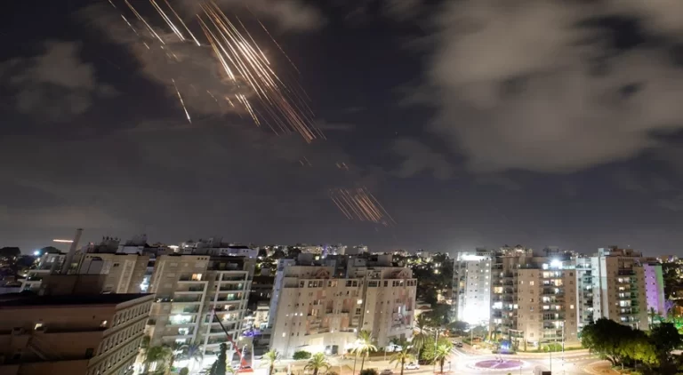 Israel ataca alvos militares no Irão