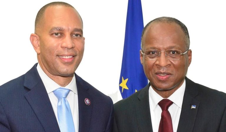 Descendente de Cabo Verde, é novo líder dos Democrata no Congresso Norte-americano
