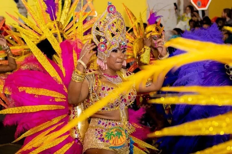 Escola Samba Tropical leva para ruas do Mindelo “brilho e criatividade”