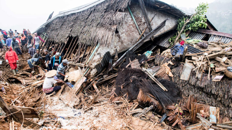 INDONÉSIA: Deslizamento de terra provoca 26 mortos