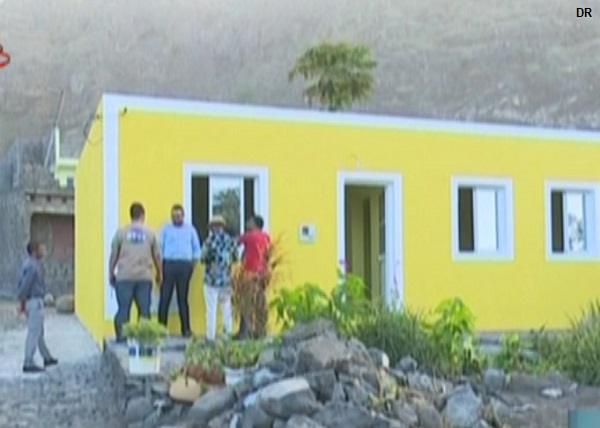36 famílias de baixa renda receberam da Câmara Municipal dos Mosteiros casas construídas e reabilitadas