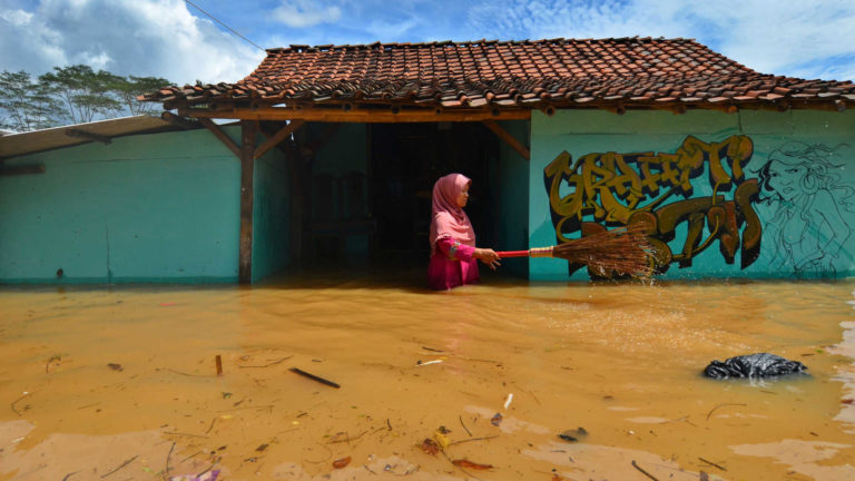 INDONÉSIA: Pelo menos 11 crianças mortas em cheias