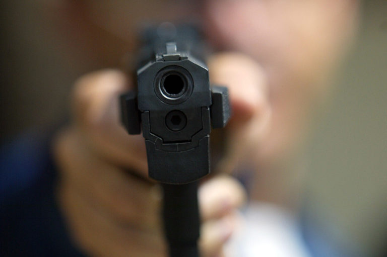 Agente da Polícia Nacional baleado durante assalto em Tira Chapéu