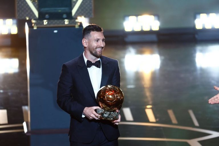 Lionel Messi faz história ao conquistar oitava Bola de Ouro
