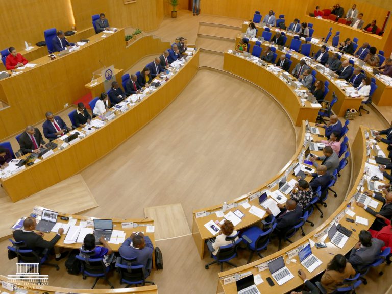Parlamento aprova artigo para regularização de vínculos precários na função pública
